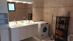 ヘアドライヤー、タオル、石鹸、ト イレットペーパー