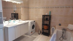 ヘアドライヤー、タオル、石鹸、トイレットペーパー