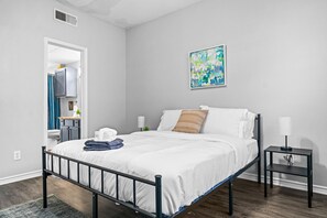 2 habitaciones, tabla de planchar con plancha, wifi y ropa de cama 