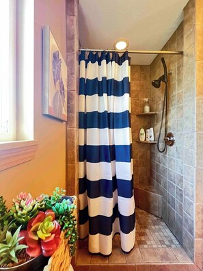 Dusj, hårføner, håndklær og sjampo