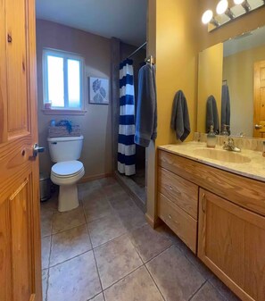 Dusj, hårføner, håndklær og sjampo