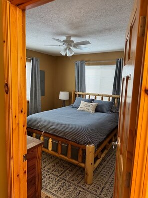 2 soverom, skrivebord, strykejern/-brett og reiseseng for barn