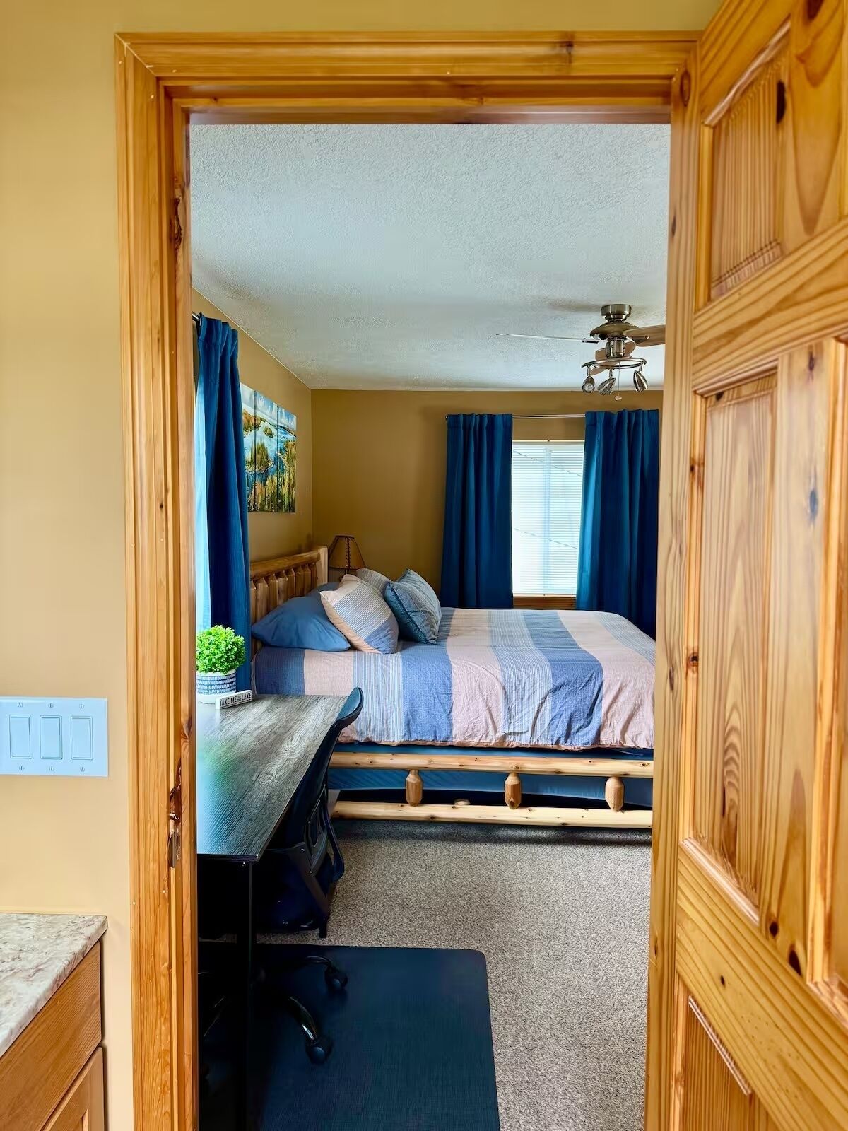 2 Schlafzimmer, Schreibtisch, Bügeleisen/Bügelbrett, Reisekinderbett