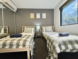 4 makuuhuonetta, työpöytä, Wi-Fi, vuodevaatteet