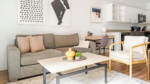 Smart TV - Landing | Amazing 1BD, Gym, Pool (Decatur)