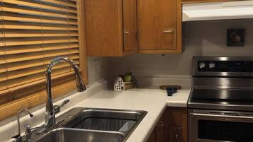 Four à micro-ondes, un four, surface de cuisson, lave-vaisselle