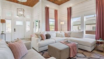 Smart TV, perapian, dan buku