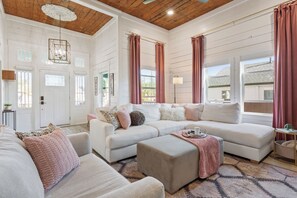 تلفزيون ذكي، مدفأة، كُتُب