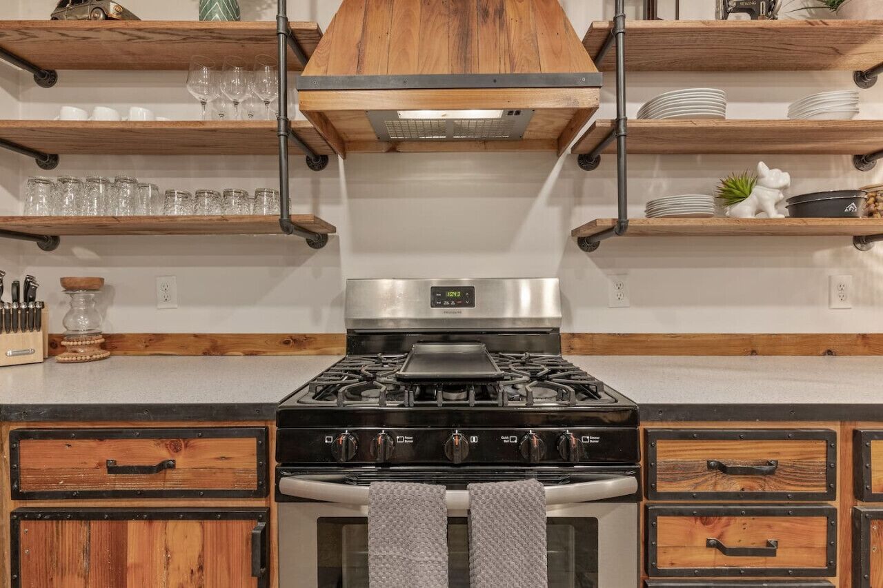 冷蔵庫、電子レンジ、オーブン、コンロ