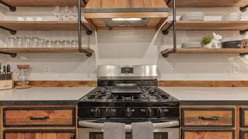 Een koelkast, een microgolfoven, een oven, een kookplaat