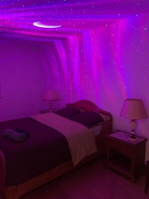 1 habitación, tabla de planchar con plancha, wifi gratis y ropa de cama 