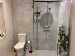 Shower, hair dryer, towels, soap - Le Bastion, l'appartement au pied de la Citadelle (Bitche)
