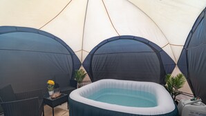 A tent with two small inflatable hot tubs and a table with a vase of flowers. - Open Mind Property - 7 Beds and Free Parking (Portsmouth)