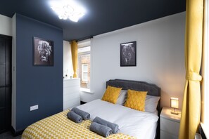 4 bedrooms, iron/ironing board, free WiFi, bed sheets - Open Mind Property - 7 Beds and Free Parking (Portsmouth)