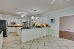 Mikrowelle, Ofen, Herdplatte, Geschirrspüler