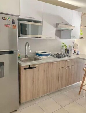 Een koelkast, een microgolfoven, een koffiezetapparaat/waterkoker