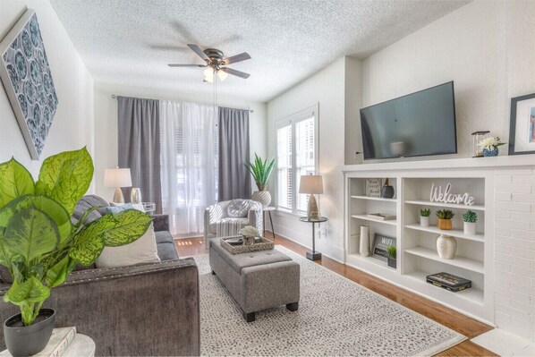 Smart TV - Carson Flats Apt #1 | 1BR • Near BOK• OSU Med•Dtwn (Tulsa)
