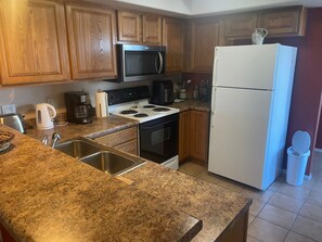 Microondas, horno, parrilla de estufa y lavavajillas