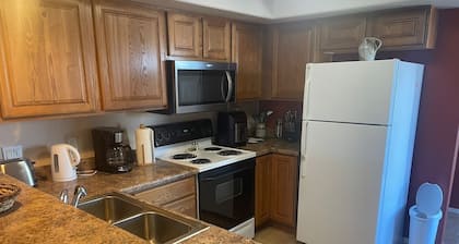 Sunny condo with pool, spa & Superstition Mountain view. Hiking, golfing & more.