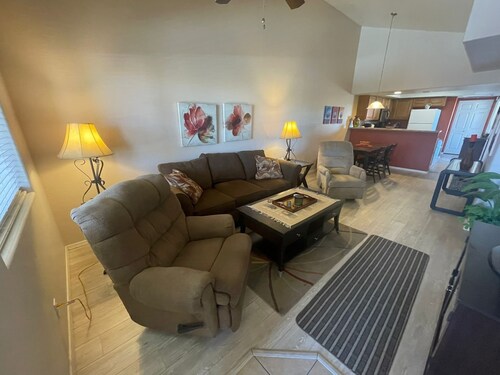 Sunny condo with pool, spa & Superstition Mountain view. Hiking, golfing & more.