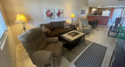 Sunny condo with pool, spa & Superstition Mountain view. Hiking, golfing & more.