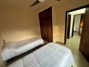 5 bedrooms, iron/ironing board, travel crib, bed sheets