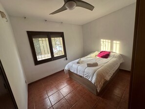 5 bedrooms, iron/ironing board, travel cot, bed sheets - Villa with pool on the Costa Brava, ideal for vacations! (calonge)