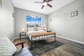 2 habitaciones, tabla de planchar con plancha, wifi y ropa de cama 