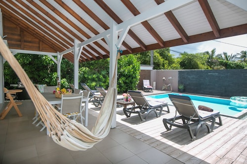 Quiet escape: house with private pool and beach 3 min away 