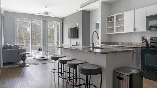 Landing | Beautiful 2BD, Pool, Clubhouse