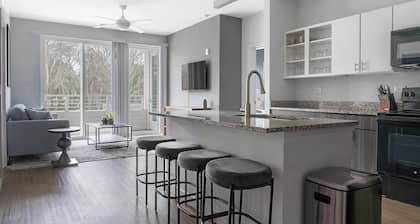 Landing | Beautiful 2BD, Pool, Clubhouse