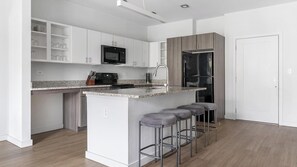 Kjøleskap og spisebord