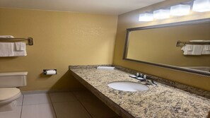 Een haardroger, handdoeken