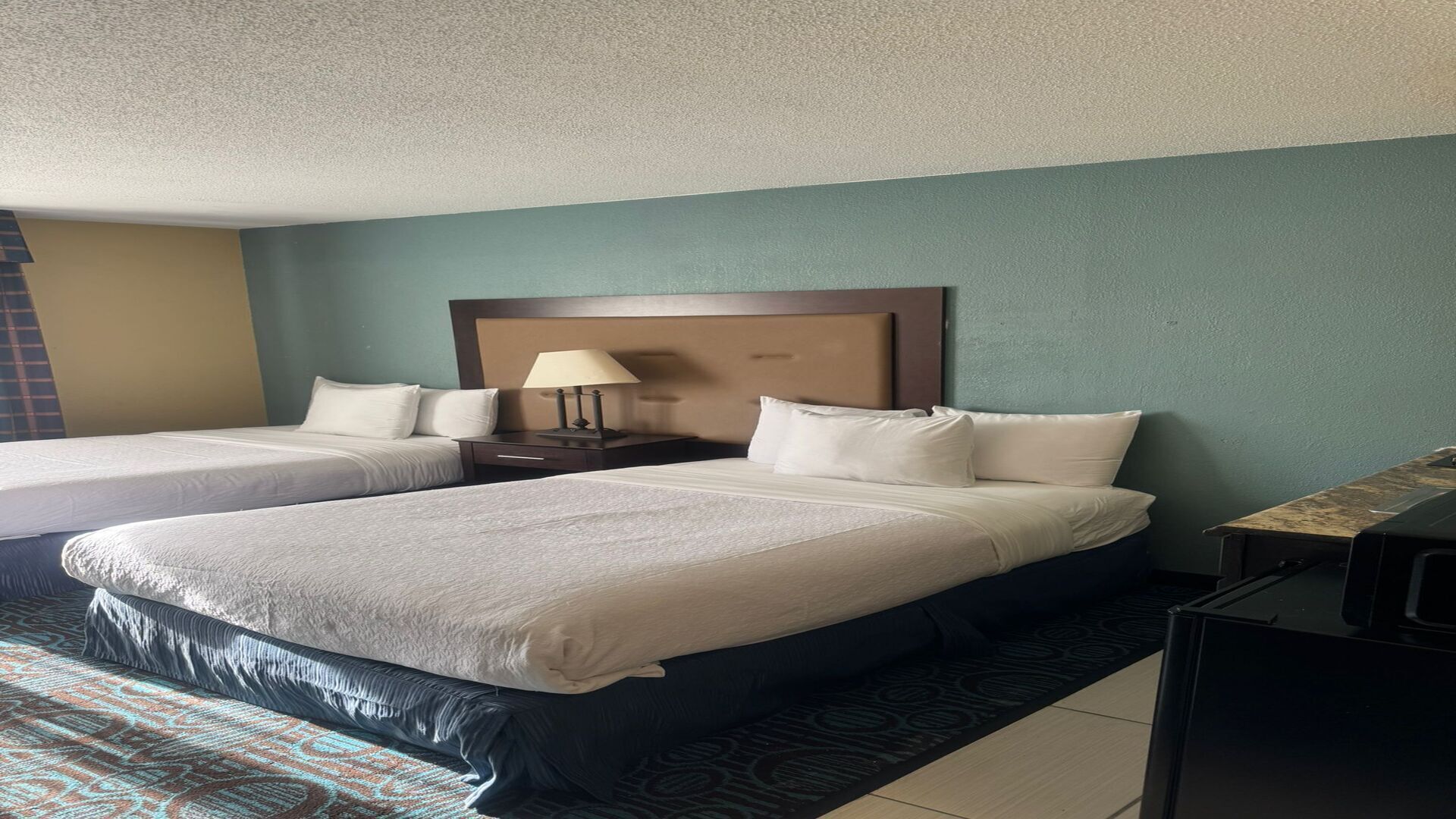 1 habitación, escritorio, tabla de planchar con plancha y wifi 