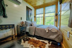 Tabla de planchar con plancha, wifi y ropa de cama 