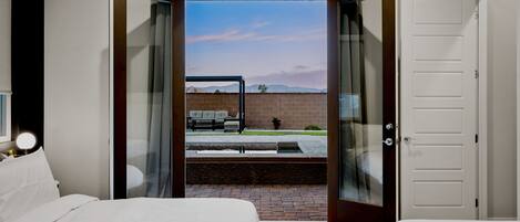 5 chambres, coffres-forts dans les chambres, bureau