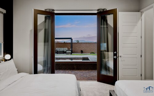 Luxe Villa 5bd, 15min to airport!Saltwater pool&heated spa, new outdoor kitchen!