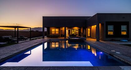 5bd LuxeMansion saltwater pool &heated spa,new outdoor kitchen,15min to airport!