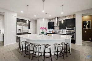 Fridge, microwave, oven, stovetop - 15min to airport!5bd LuxeMansion saltwater pool &heated spa,new outdoor kitchen! (Las Vegas)