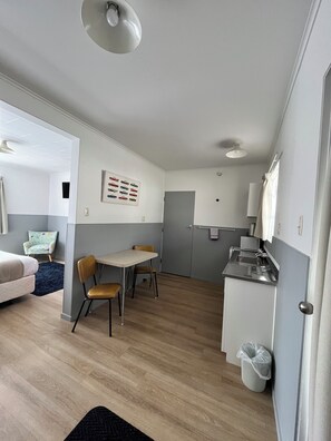 Fer et planche à repasser, Wi-Fi gratuit, draps fournis