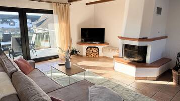 Een smart-tv, een open haard, tafelvoetbal en boeken