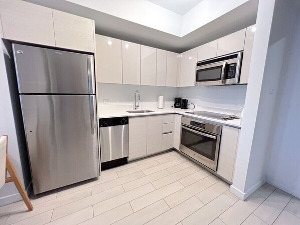 Kühlschrank, Mikrowelle, Ofen, Herdplatte