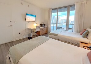 2 Schlafzimmer, Schreibtisch, Bügeleisen/Bügelbrett, Reisekinderbett