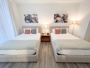 2 Schlafzimmer, Schreibtisch, Bügeleisen/Bügelbrett, Reisekinderbett