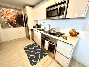 冷蔵庫、電子レンジ、食器洗い機、コーヒー / ティーメーカー