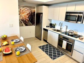 冷蔵庫、電子レンジ、食器洗い機、コーヒー / ティーメーカー