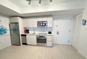 Køleskab, mikrobølgeovn, opvaskemaskine, kaffe-/temaskine