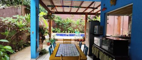 تناول الطعام بالخارج