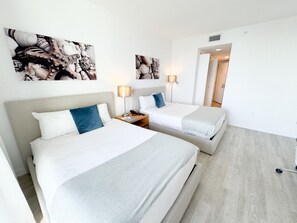 2 dormitorios, escritorio, tabla de planchar con plancha y cuna de viaje