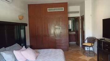 3 室のベッドルーム、アイロン / アイロン台、WiFi、ベッドシーツ